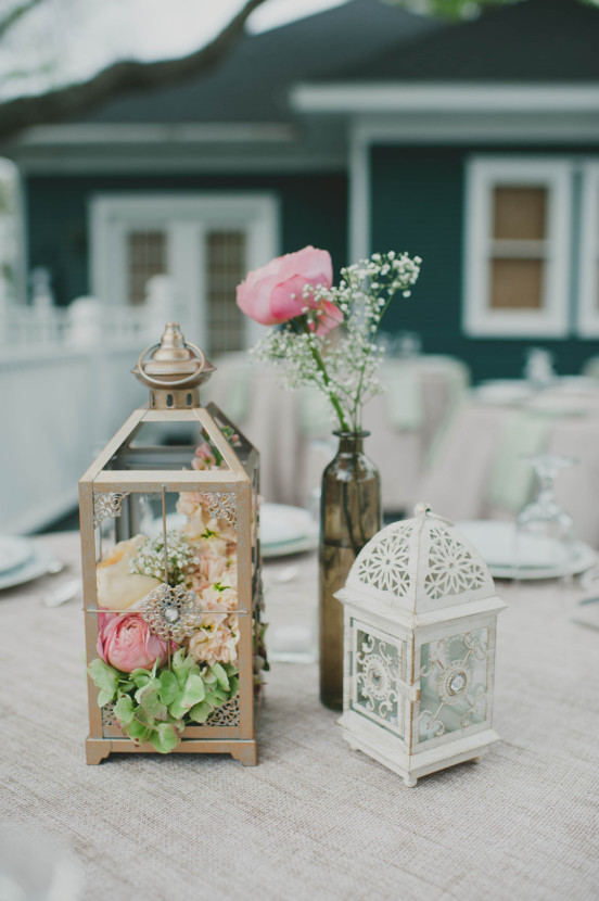 Just the right amount of flower to bring in the lovely peach and pink tones to the table. Floral by Whole Foods. 