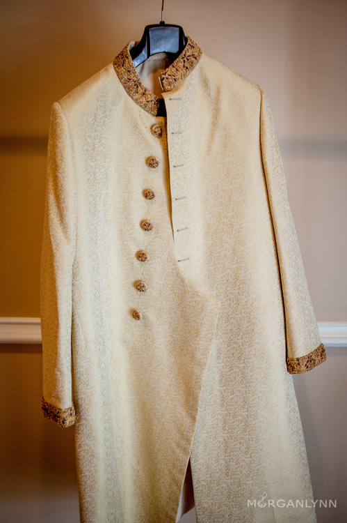 Faaizan was a true prince charming, looking dapper in his traditional gold and ivory attire. 